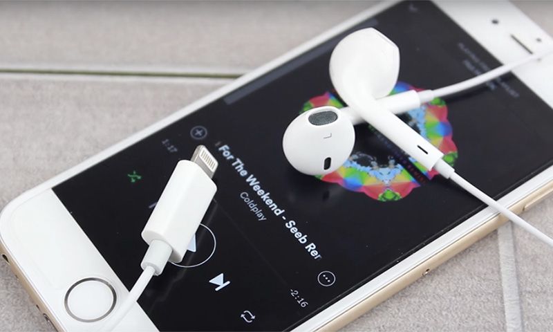 Falla en los audífonos del nuevo iPhone - apple-lightning-earpods-0
