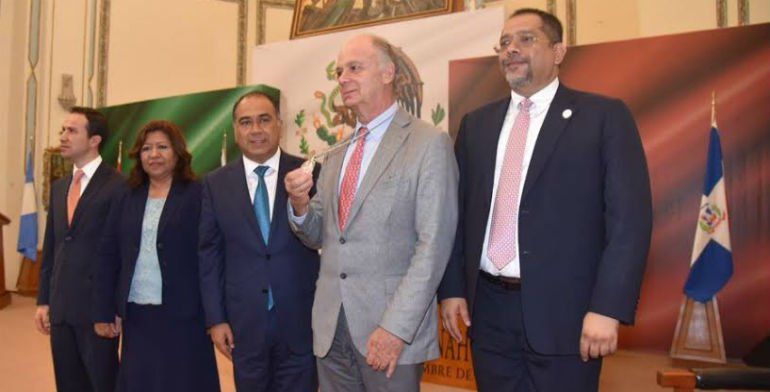 Enrique Krauze recibe presea Sentimientos de la Nación - as2