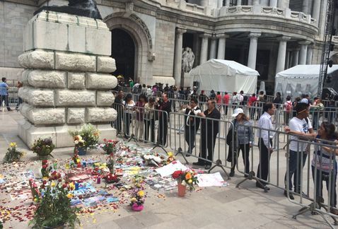 Homenaje a Juan Gabriel terminará a las 21:30 h - asistentes_homenaje_Juanga-Bellas_Artes_Juan_Gabriel-INBA_MILIMA20160906_0158_8
