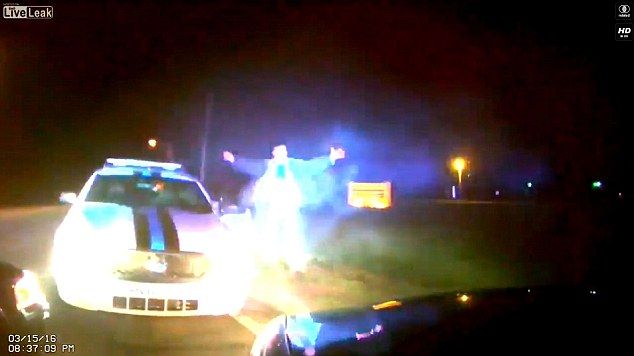 Policía de Indiana mata a un indigente que robó una patrulla - ataque-indigente-2