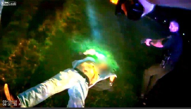 Policía de Indiana mata a un indigente que robó una patrulla - ataque-indigente