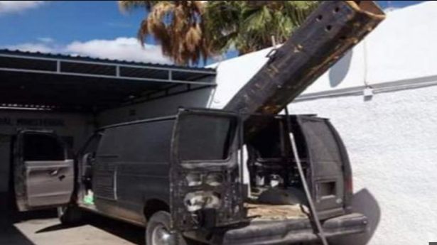 Aseguran vehículo modificado para lanzar droga en la frontera - auto-droga