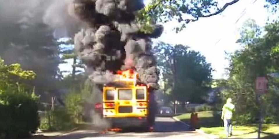 Video: conductora salva a niños de autobús en llamas