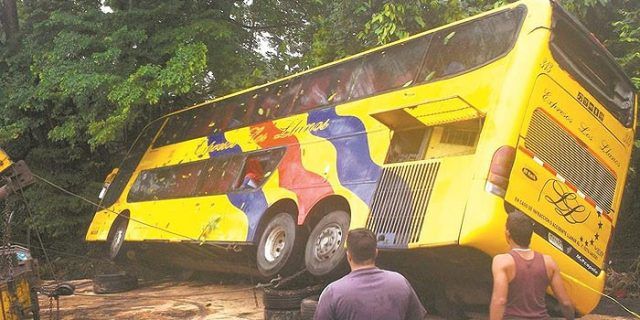 Volcadura de autobús deja 11 muertos en Venezuela