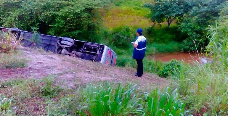 Un muerto y 9 heridos en volcadura de autobús