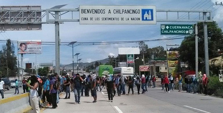 Padres de los 43 bloquean Autopista del Sol