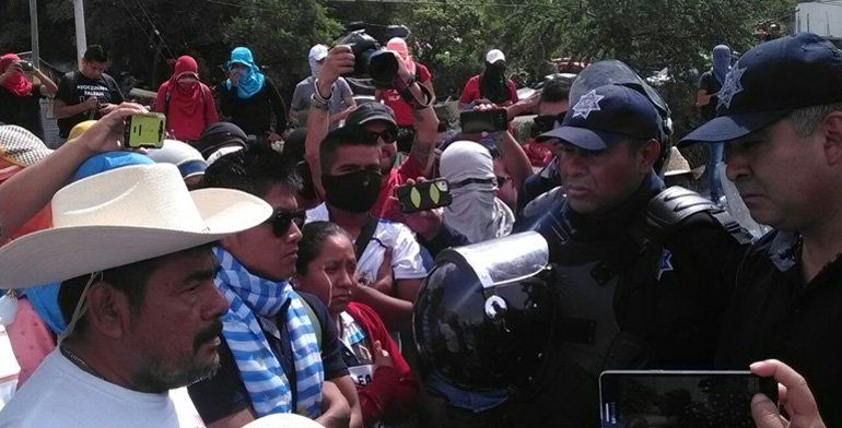 Padres de los 43 bloquean Autopista del Sol - autopista-del-sol-normalistas1