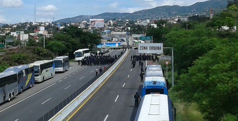 Padres de los 43 bloquean Autopista del Sol - autopista-del-sol-normalistas2