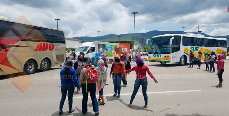 Normalistas secuestran camiones y bloquean Avenida Universidad en Oaxaca - ave1