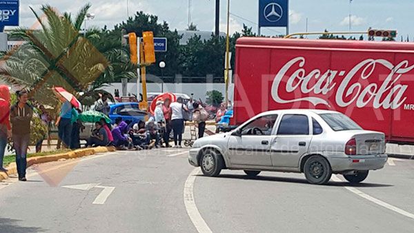 Normalistas secuestran camiones y bloquean Avenida Universidad en Oaxaca