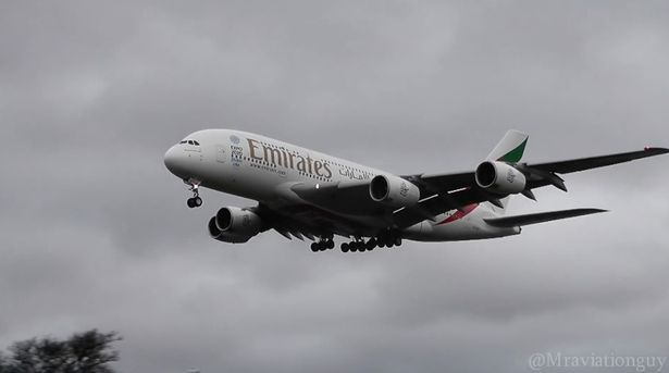 Video: avión lucha contra el viento en Manchester