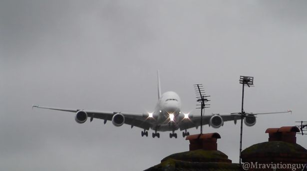 Video: avión lucha contra el viento en Manchester - avion-contra-viento-manchester