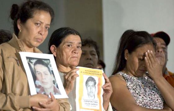 La vida de los padres de los 43 en la escuela donde estudiaron sus hijos