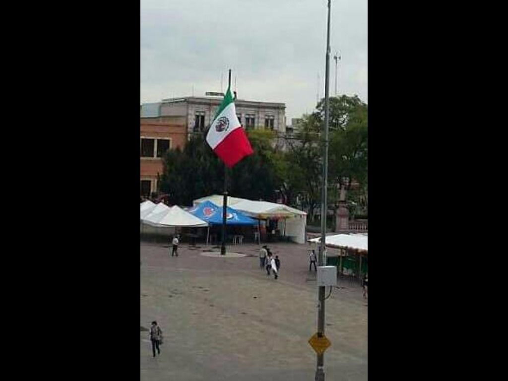 Desconocidos izan de cabeza bandera nacional en Aguascalientes - bandera