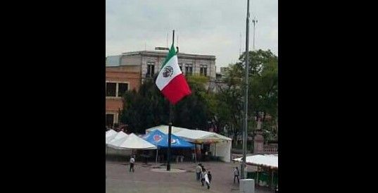 Desconocidos izan de cabeza bandera nacional en Aguascalientes