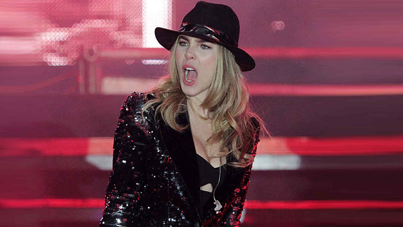 Video: Belinda corre a fan durante concierto por aburrida