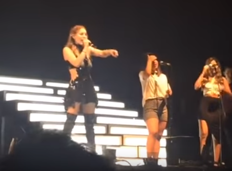 Video: Belinda corre a fan durante concierto por aburrida - belinda