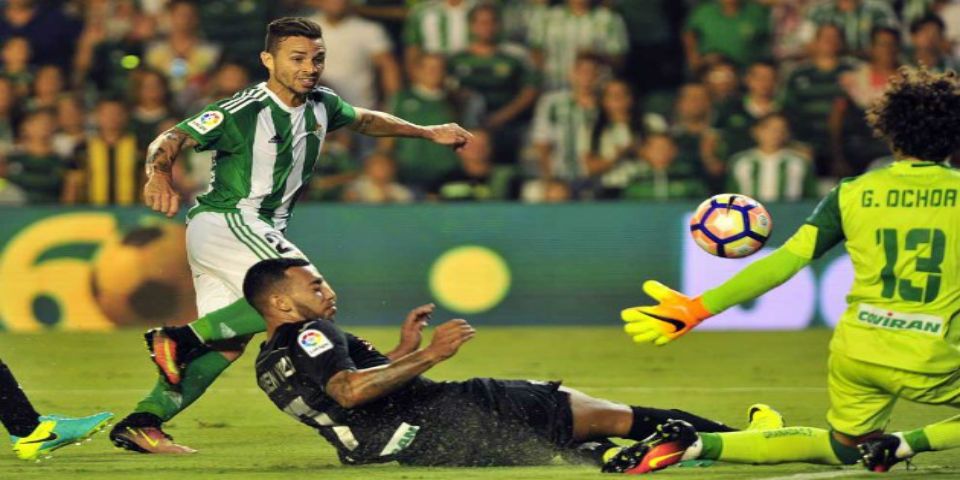 Betis saca un empate ante al Granada de Memo Ochoa