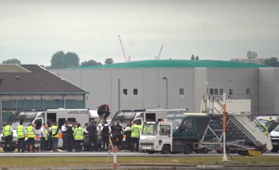 Manifestantes bloquean pista de aeropuerto londinense - bloqueo-londres