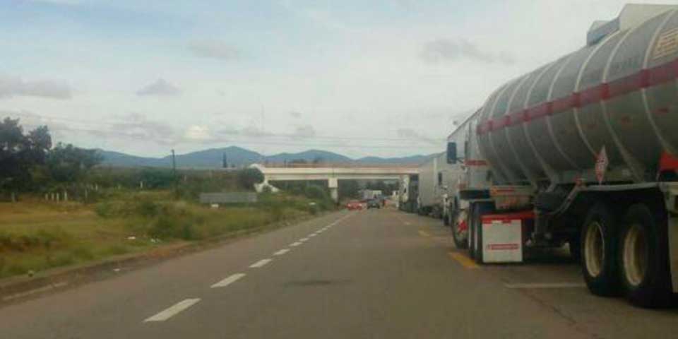Reactiva CNTE bloqueo en carretera en Nochixtlán