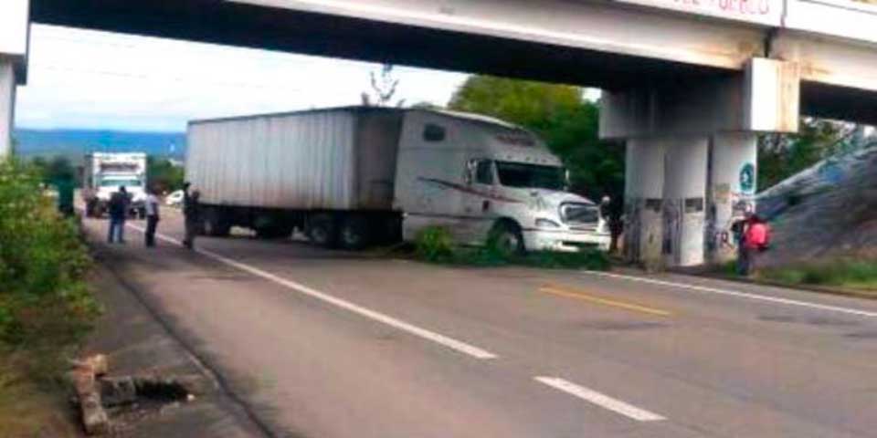 Bloquea CNTE supercarretera a la altura de Nochixtlán
