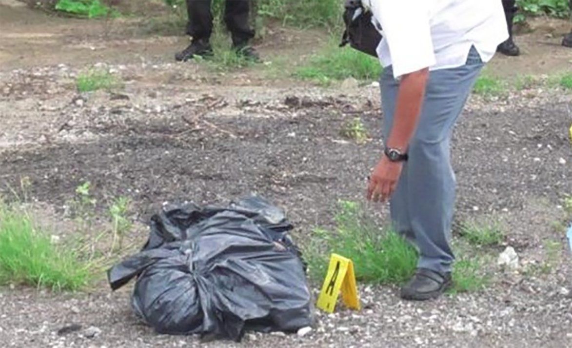 Encuentran bolsa con restos humanos en Michoacán