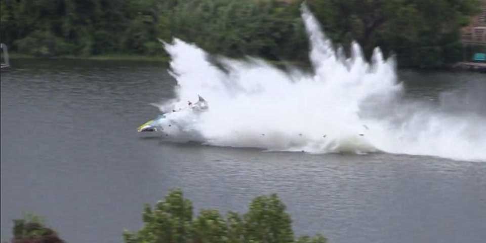 Video: bote de carreras se incendia y choca en Texas