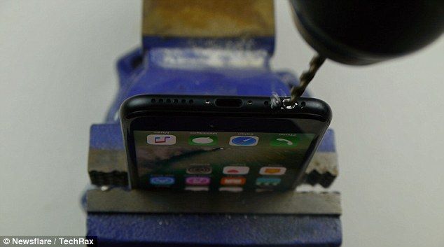 Video: usuarios destruyen iPhone 7 por falso tutorial