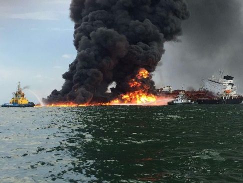 Incendio del buque Burgos cumple 24 horas