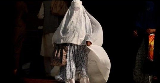 Hombre incedia burka de una mujer en Manhattan