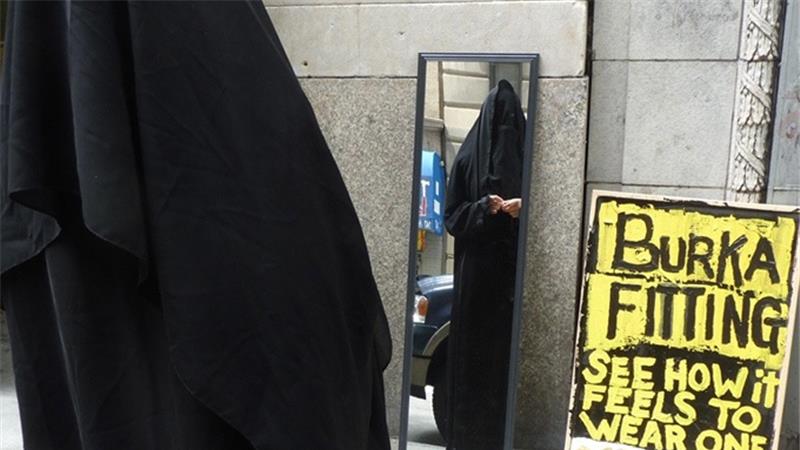 Hombre incedia burka de una mujer en Manhattan - burkaa