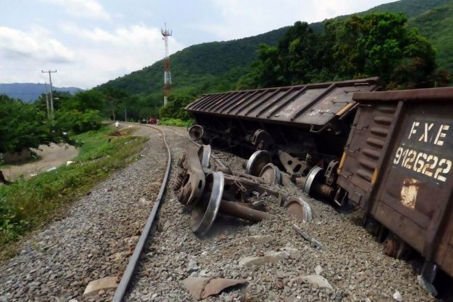 Se descarrila tren en Colima que transportaba acero