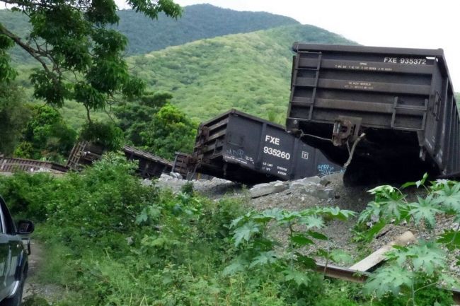 Se descarrila tren en Colima que transportaba acero - c60904155
