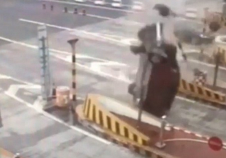 Video: camioneta gira en el aire tras chocar contra una barrera de peaje - camioneta-2