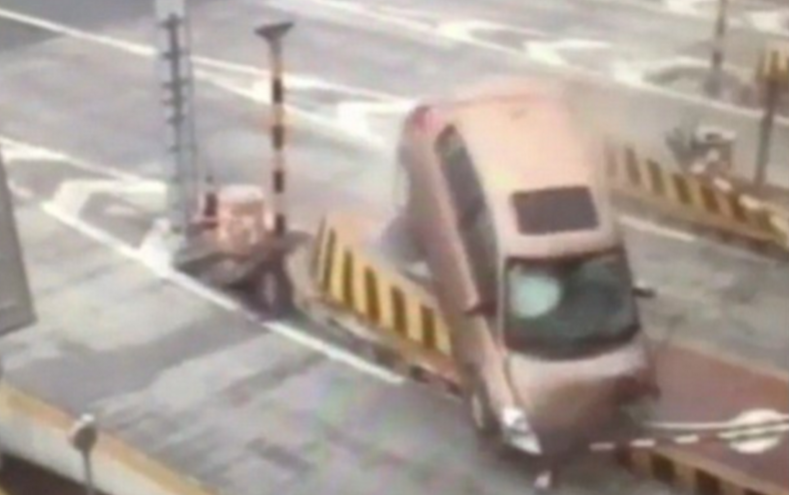 Video: camioneta gira en el aire tras chocar contra una barrera de peaje