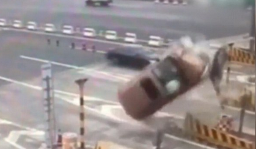 Video: camioneta gira en el aire tras chocar contra una barrera de peaje - camioneta