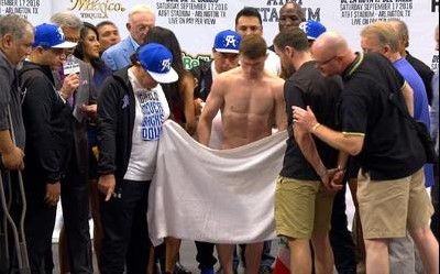 Canelo Álvarez se desnuda para librar pesaje