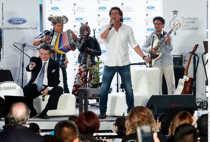 Carlos Vives canta para los estudiantes de secundaria mexicana