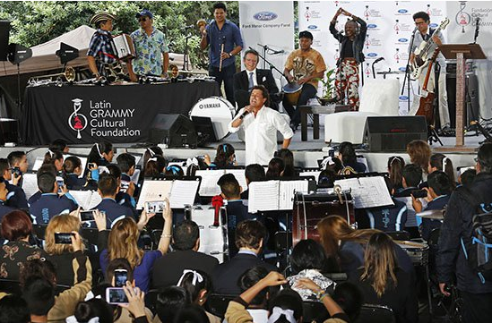 Carlos Vives canta para los estudiantes de secundaria mexicana - carlos-vives