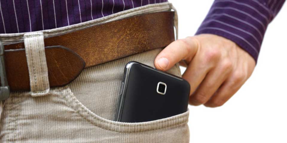 El riesgo de guardar el celular en la bolsa de los pantalones