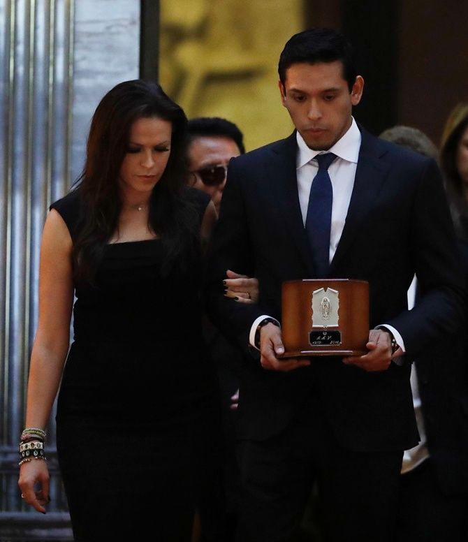 Hijo de Juan Gabriel dice estar triste por pleito legal con hermanos - cenizas-juanga-3