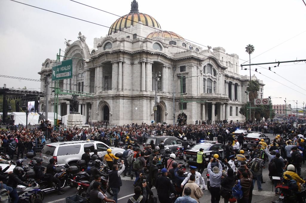 Ciudad de México se despidió de Juan Gabriel y lo acompañó hasta al AICM - cenizas