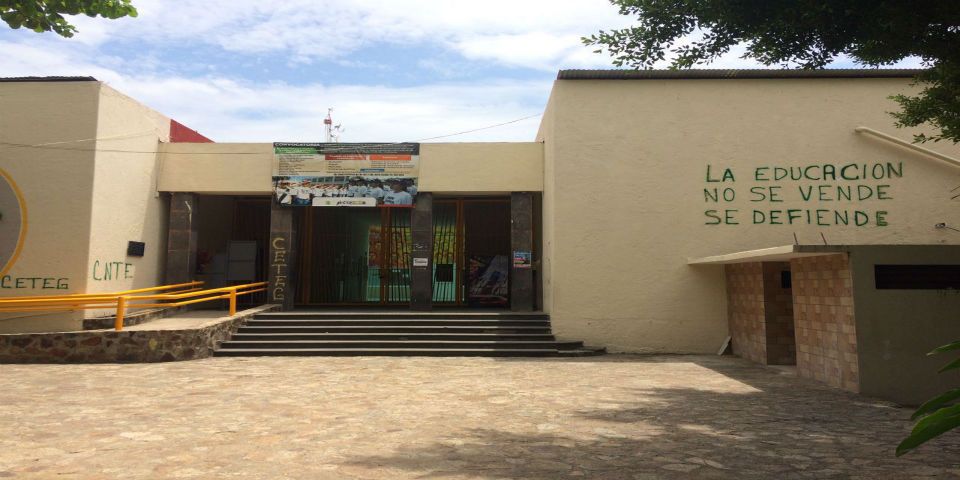 Liberan maestros el Ayuntamiento de Acapulco