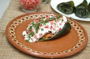 Los 10 platillos mexicanos dignos de presumirse en estas fiestas patrias - chiles-en-nogada-300x199