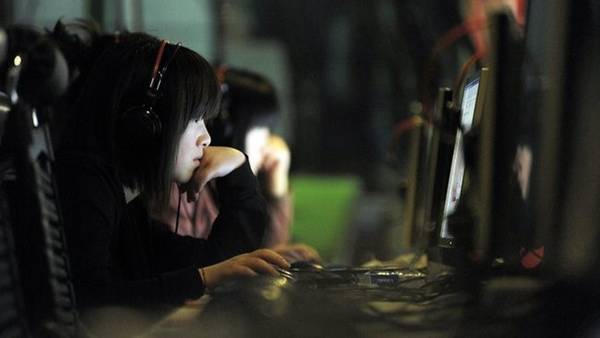 Joven adicta a internet amarró y dejó morir a su mamá - china-adicción