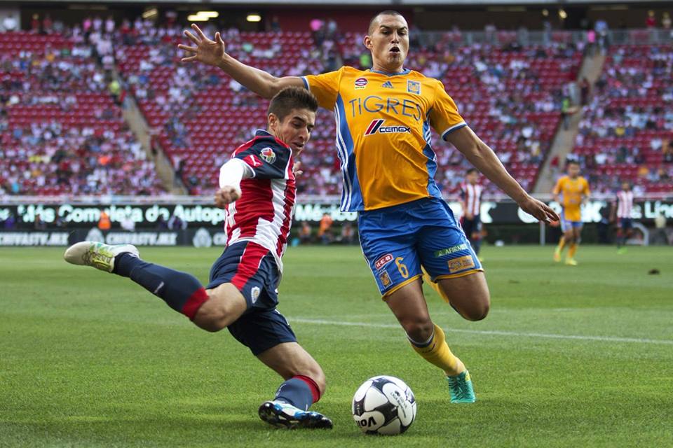 Chivas cae ante el líder Tigres - chivas-tigres-3