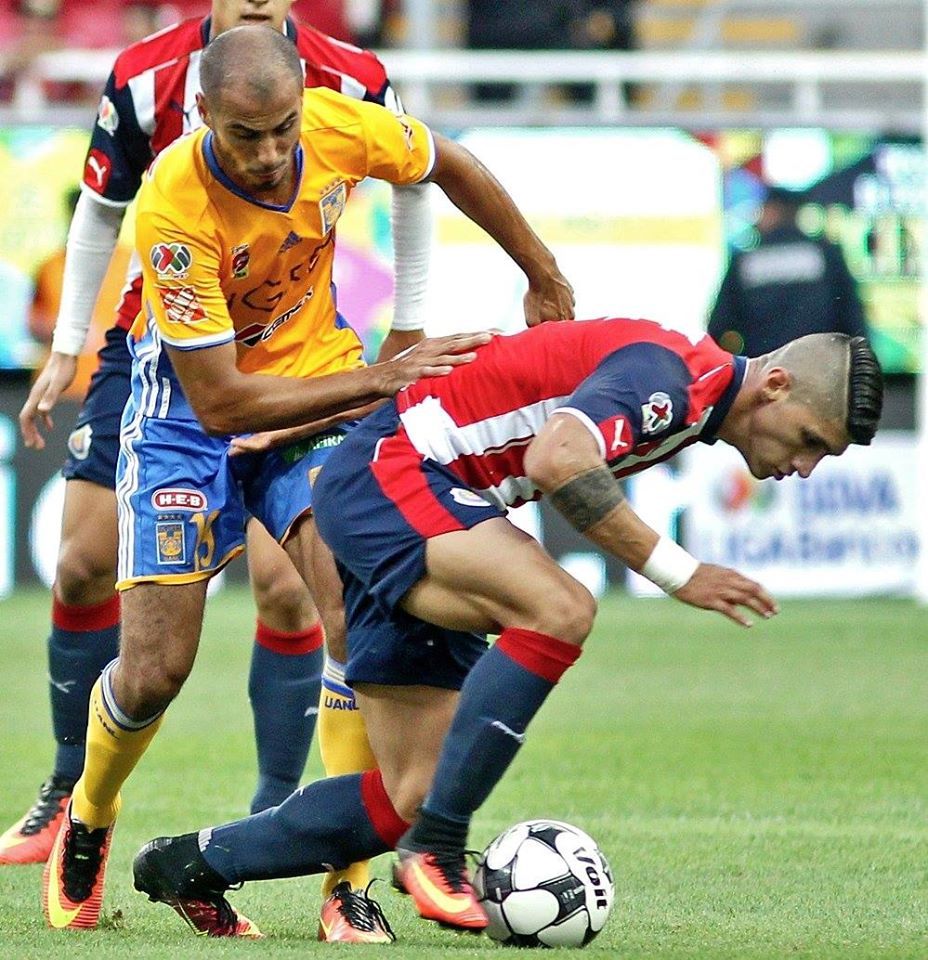 Chivas cae ante el líder Tigres - chivas-tigres-4