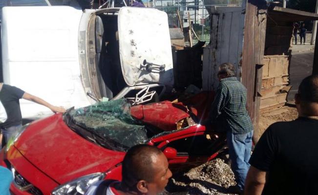 Rescatan ilesa a bebé que estaba en auto aplastado por un camión