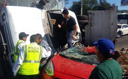 Rescatan ilesa a bebé que estaba en auto aplastado por un camión - choque-bebéI-1