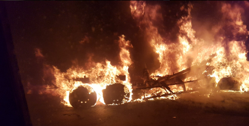 Se incendia tráiler tras choque en Nuevo León. Dos muertos